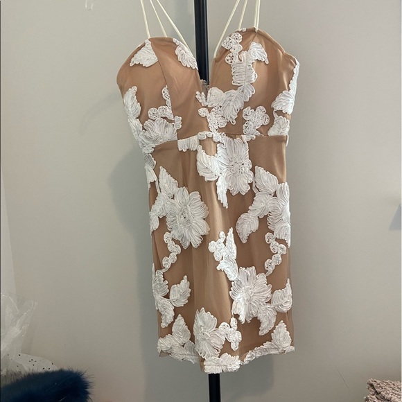 Hope's Dresses & Skirts - NWT Embroidered Floral Mini Dress